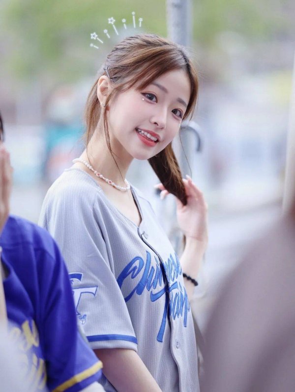 配资之家网首页 从王力宏伴舞到啦啦队顶流！柳柳凭啥让26万粉丝疯狂？